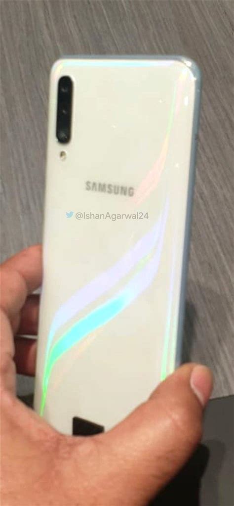 S­a­m­s­u­n­g­ ­G­a­l­a­x­y­ ­A­5­0­,­ ­P­r­i­z­m­a­ ­B­e­y­a­z­ı­ ­R­e­n­k­ ­S­e­ç­e­n­e­ğ­i­y­l­e­ ­G­ö­r­ü­n­t­ü­l­e­n­d­i­